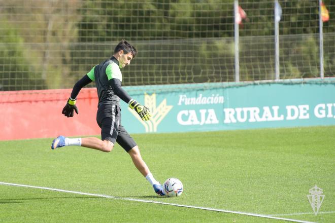Mariño, durante un entrenamiento del Sporting (Foto: RSG).