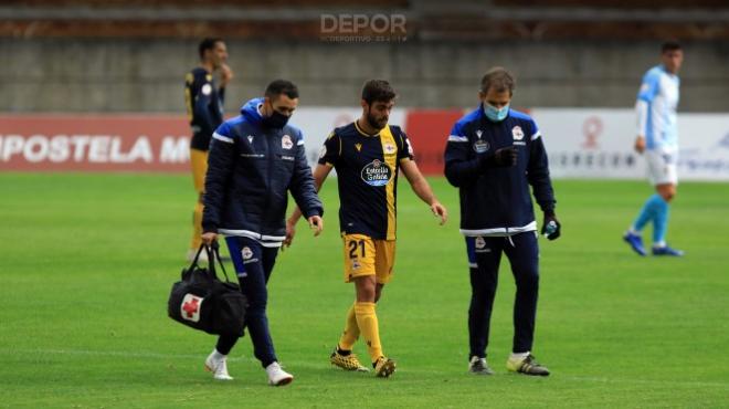 Salva Ruiz abandona el césped junto a los médicos del Deportivo (Foto:RCD)