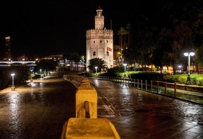 La Torre del Oro, durante la primera noche de toque de queda en Sevilla (Foto: EFE).