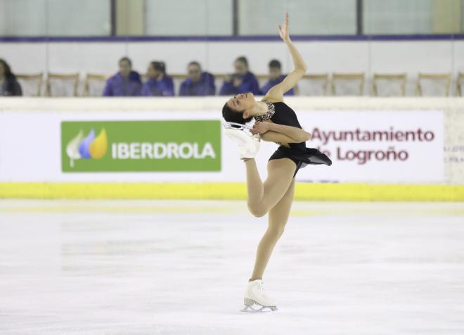 Valentina Matos, durante una pirueta en uno de sus programas de patinaje sobre hielo.