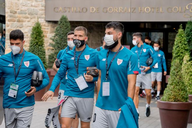 Los jugadores rojiblancos salen del hotel hacia El Sadar donde deben medirse al CA Osasuna (Foto: Athletic Club).