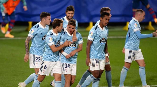 Carreira celebra el gol junto a sus compañeros.