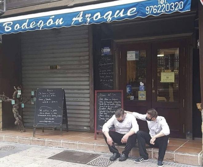 Dos hosteleros de Zaragoza se lamentan tras conocer la noticia de que tendrá que echar el cierre d
