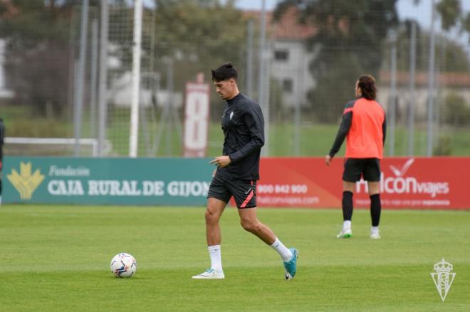 Pablo Pérez, durante un entrenamiento del Sporting (Foto: RSG).