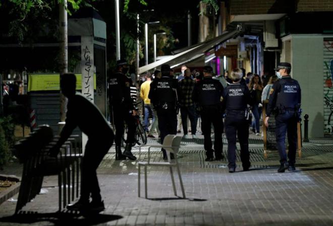 Policías vigilan el toque de queda en Valencia (Foto: EFE)