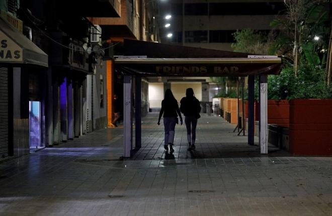 Jóvenes vuelven a casa antes del toque de queda en Valencia (Foto: EFE).
