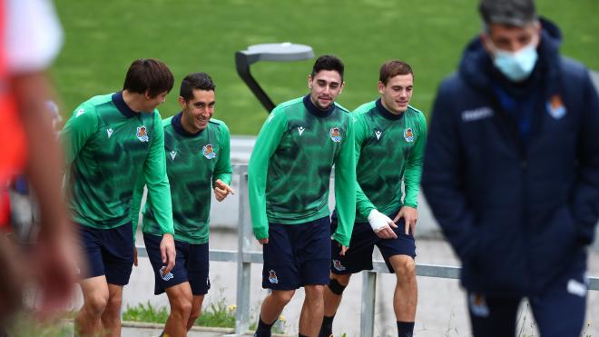 Imanol Alguacil y algunos de sus jugadores, antes de un entrenamiento (Foto: Real Sociedad).