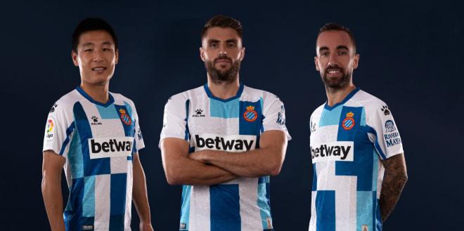 Wu Lei, David López y Sergi Darder visten la camiseta conmemorativa del aniversario del Espanyol (