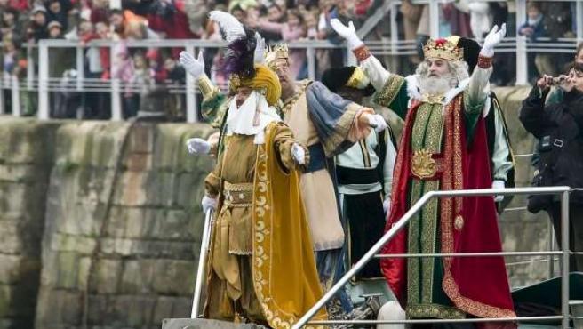 Los reyes Magos, en su llegada a Gijón (Foto: EFE).