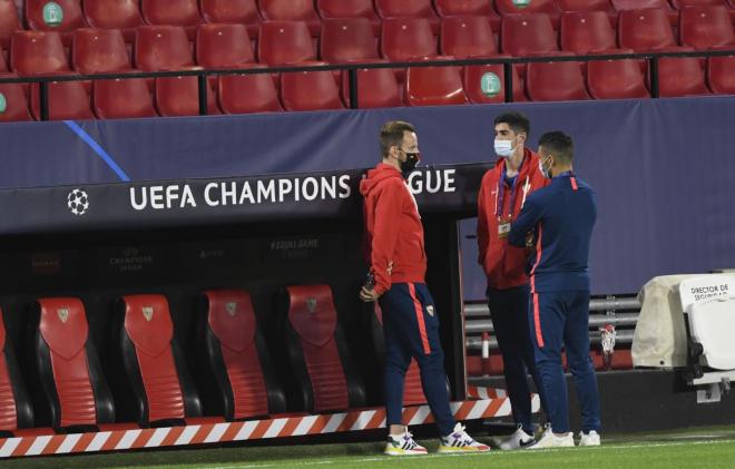 Rakitic charla con Carlos Fernández antes del Sevilla-Rennes (Foto: Kiko Hurtado).