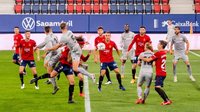 Vuelo del central Yeray Álvarez entre una montonera de jugadores en un derbi en El Sadar, feudo del CA Osasuna (Foto: Athletic Club).