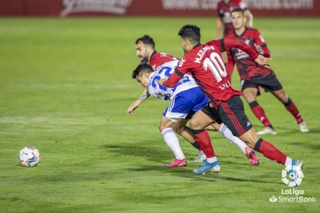 Bermejo intenta zafarse de la presión rival (Foto: LaLiga).