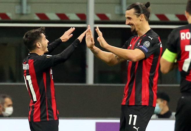 Brahim Díaz y Zlatan Ibrahimovic celebran un gol en el Milan-Sparta de Praga.