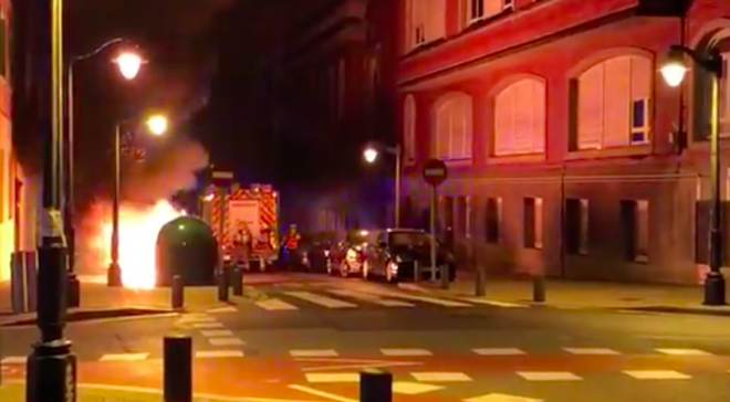 Contenedores quemados en Bilbao durante una manifestación.