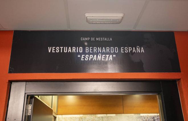 Homenaje a Españeta y vestuario de Mestalla (Foto: Valencia CF)