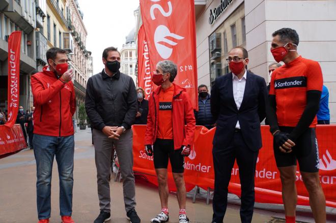 Induráin y Fiz, con los representantes de Banco Santander, que organiza el Desafío Santander.