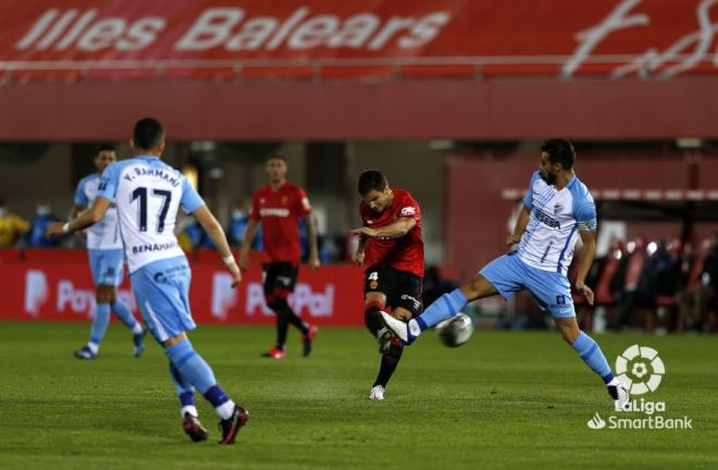 Luis Muñoz defiende a un jugador del Mallorca (Foto: LaLiga).