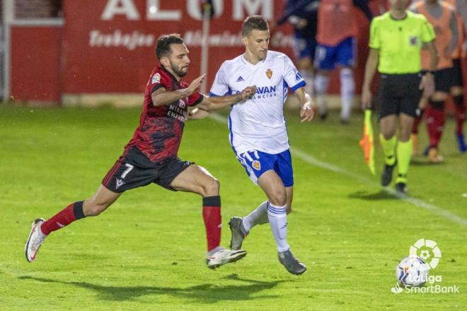 Nieto intenta proteger el balón (Foto: LaLiga).