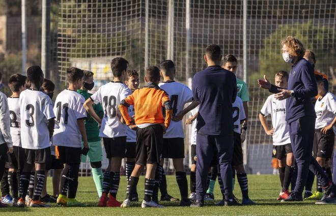 La FIFA quiere limitar el movimiento de futbolistas menores de edad.