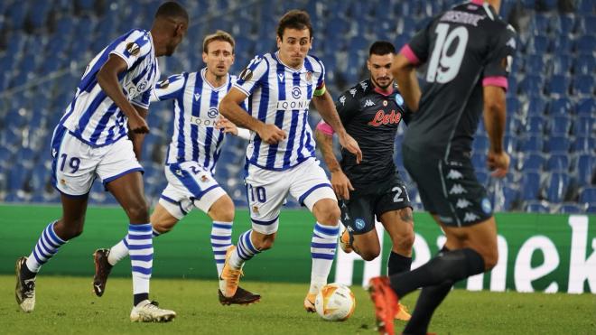 Oyarzabal, con el balón en los pies ante la mirada de dos rivales del Nápoles en la ida (Foto: Real Sociedad).
