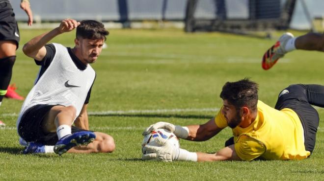 Ale Benítez y Gonzalo, disputando un balón (Foto: Málaga CF).