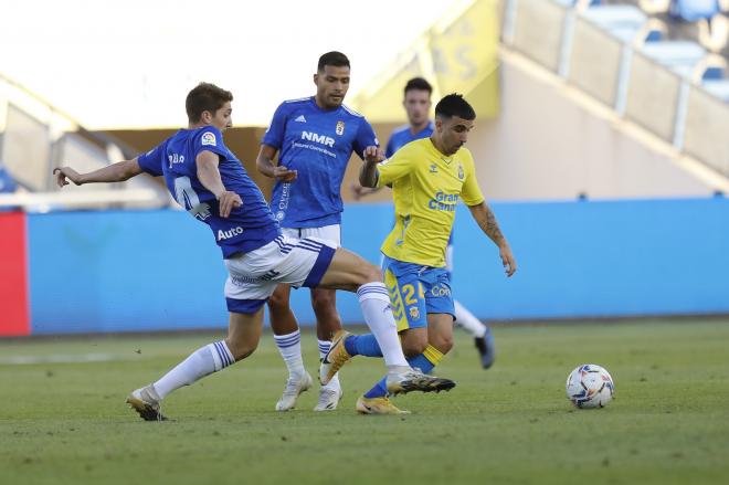 Edgar y Nahuel presionan a Roberto González (Foto: UD Las Palmas).