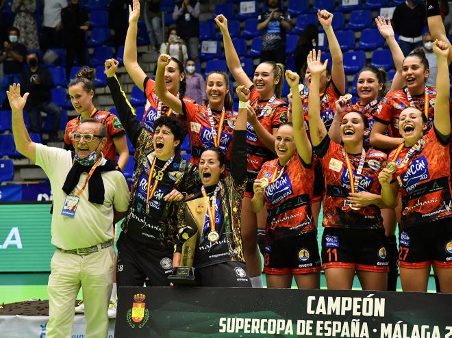Las jugadoras del Rincón Fertilidad celebran la Supercopa de España (Fotos: RFEBM / J.L. Recio).