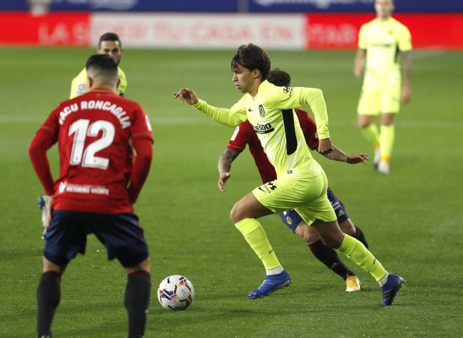 Joao Félix conduce el balón durante el Osasuna-Atlético de Madrid (Foto: ATM).