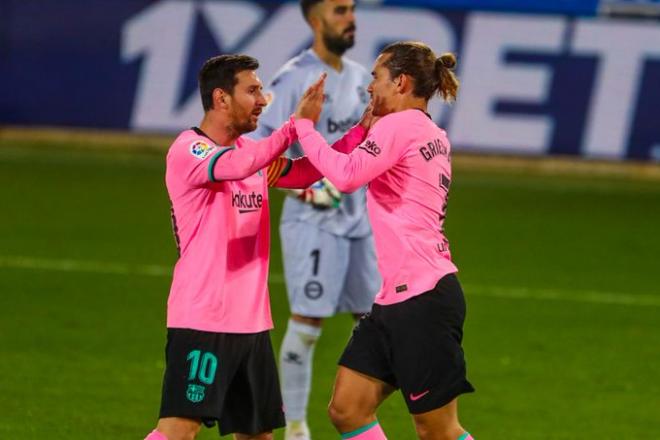Messi felicita a Griezmann tras su gol ante el Alavés (Foto: FCB).