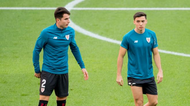 Jon Morcillo y Oier Zarraga antes de medirse al Sevilla en San Mamés (Foto: Athletic Club).