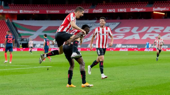 Oihan Sancet vuela sobre Iñaki Williams tras marcar al Sevilla en San Mamés (Foto: LaLiga).
