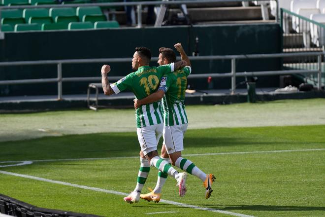 Sanabria y Joaquín celebra el primer gol del Betis ante el Elche. (Foto: Kiko Hurtado).