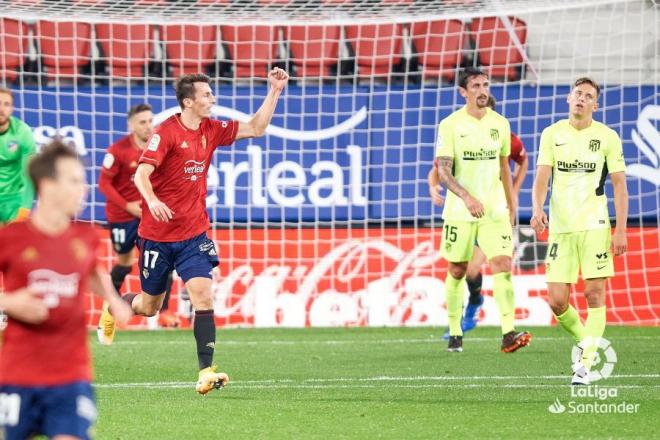 Budimir celebra su primer gol con Osasuna ante el Atlético de Madrid (Foto: LaLiga).