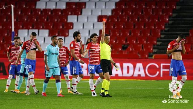 Maxime Gonalons, expulsado en el Granada-Levante (Foto: LaLiga).