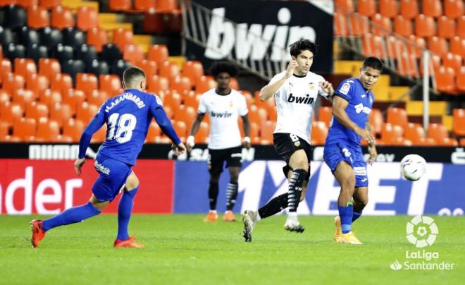 Carlos Soler presiona a un rival (Foto: LaLiga).