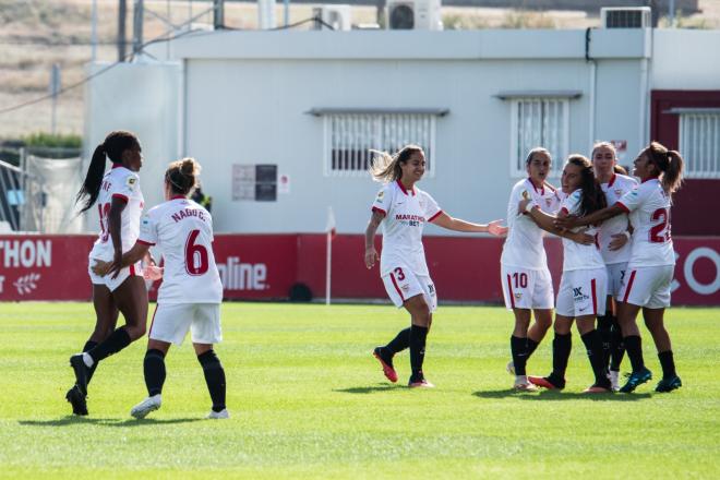 El Sevilla femenino celebra el gol de Toni Payne en la primera parte (Foto: SFC).