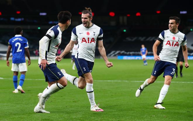 Bale, celebrando su primer gol con Reguilón (Foto: Tth).