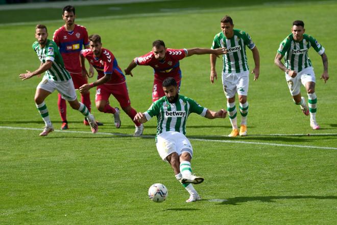 Fekir, en el penalti del derbi (Foto: Kiko Hurtado).