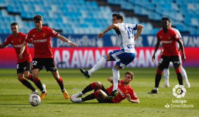 Javi Ros dispara un balón en el Zaragoza-Mallorca (Foto: LaLiga).