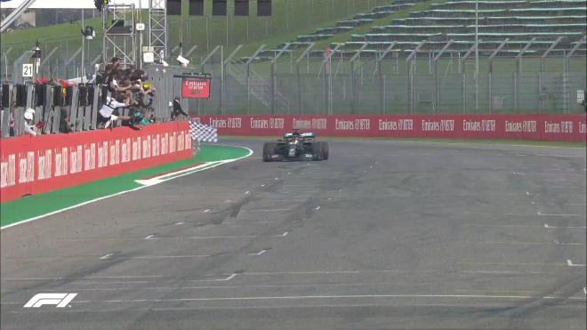 Lewis Hamilton, a punto de cruzar la línea de meta en Imola (Foto: @F1).