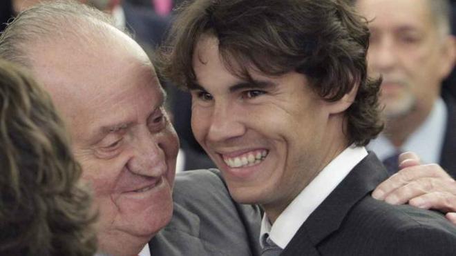 Rafael Nadal, junto al rey emérito Juan Carlos, tras la Copa Davis 2011 (Foto: EFE).