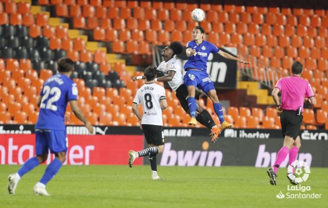 Thierry intenta que Ünal no cabecee el esférico en el último Valencia CF - Getafe (Foto: LaLiga).