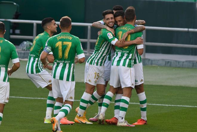 El Real Betis celebra uno de sus goles ante el Elche. (Foto: Kiko Hurtado).