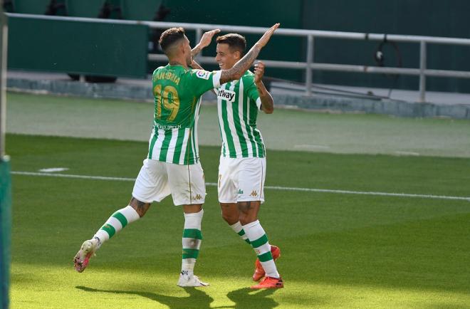 Sanabria y Tello celebran un gol ante el Elche (foto: Kiko Hurtado).