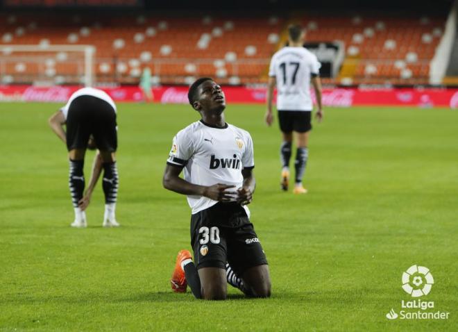 Yunus Musah celebra de rodillas en el césped su gol al Getafe (Foto: LaLiga).