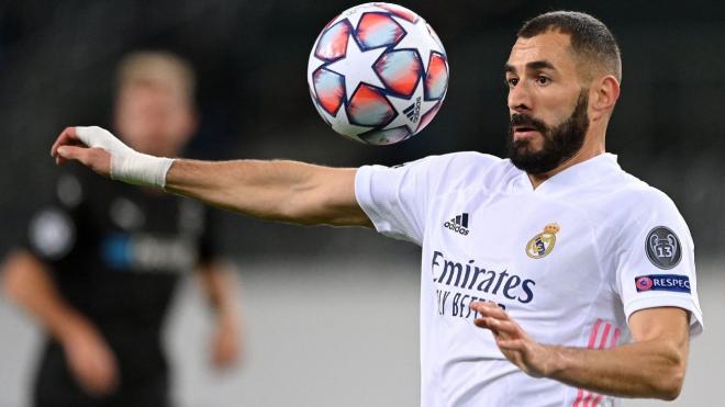 Benzema controla un balón ante el Gladbach (Foto: EFE).