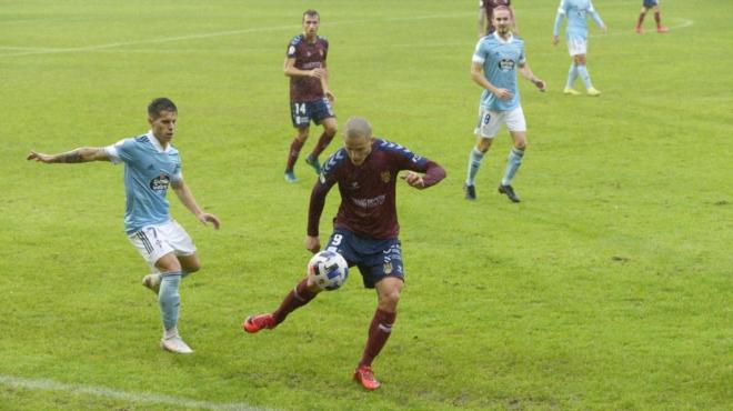 Alfon presionando a un rival (Foto: Pontevedra CF).