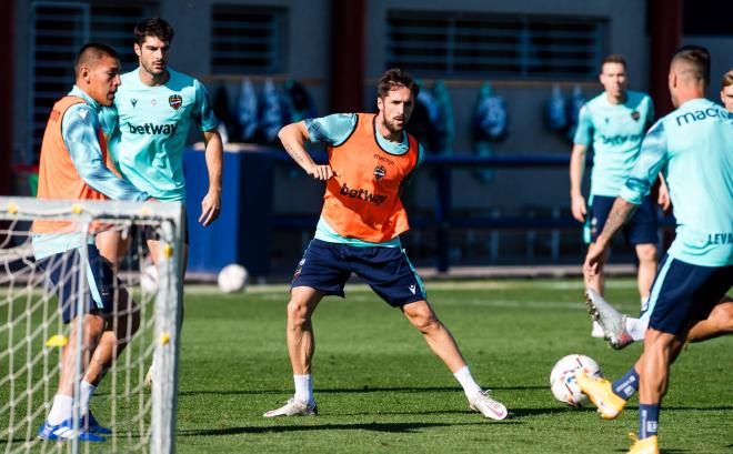 El Levante se ejercita en la Ciudad Deportiva sin Campaña y Vukcevic. (Foto: Levante UD)