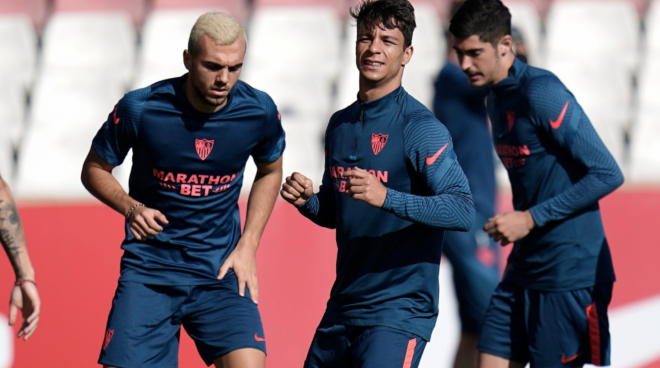 Jordán, Óliver y Carlos, en el entrenamiento del Sevilla. (Foto: SFC)