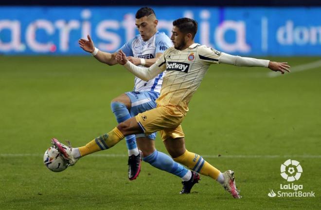 Yanis pelea por un balón en el último Málaga-Espanyol (Foto: LaLiga).
